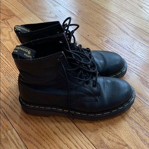 Dr. Martens classic 8 hole boot